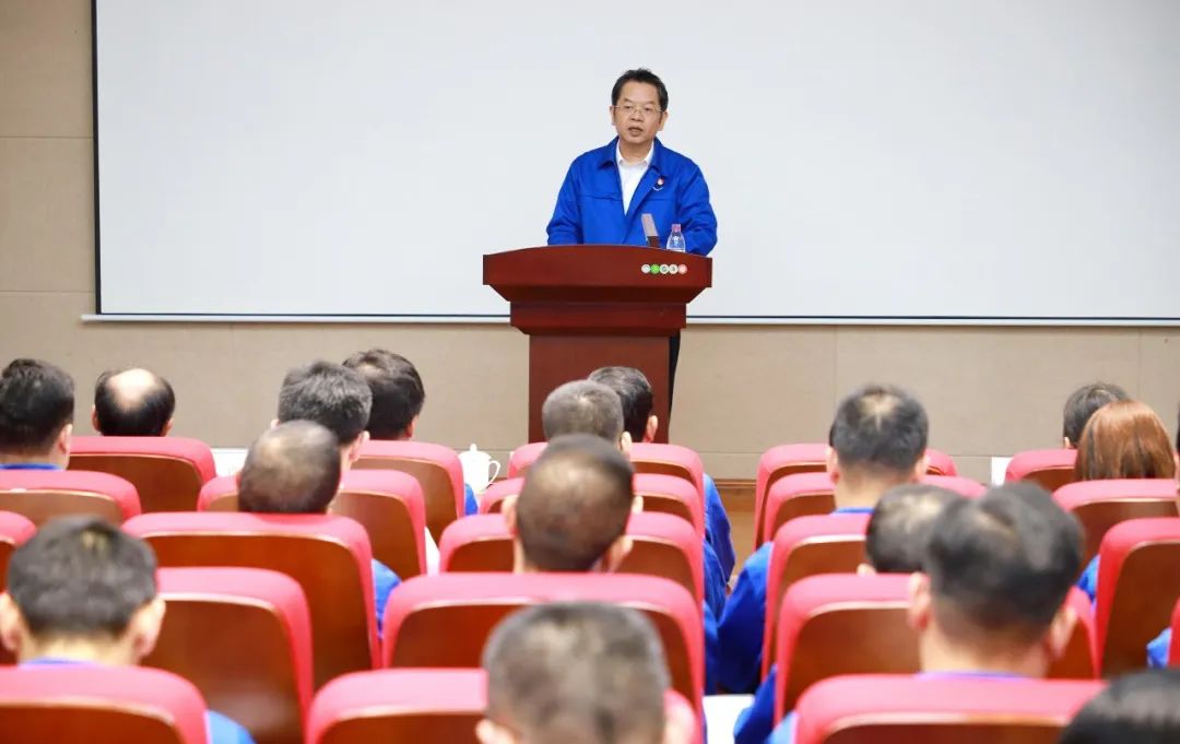 集团党委书记、董事长韦宏文作廉洁集体谈话.jpg